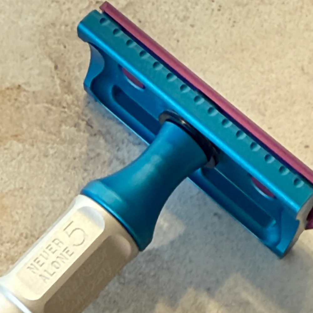 Never Alone 5 - Double Edge Safety Razor - Image 3