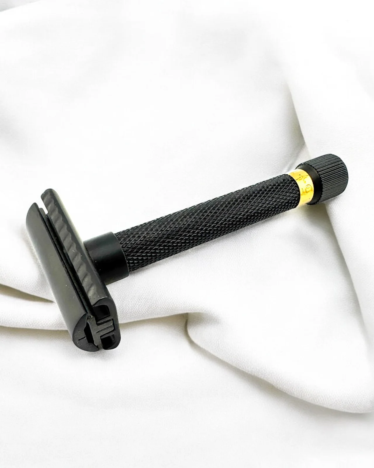 Parker Variant Adjustable Safety Razor Anniversary Edition Black and Gold - Image 3